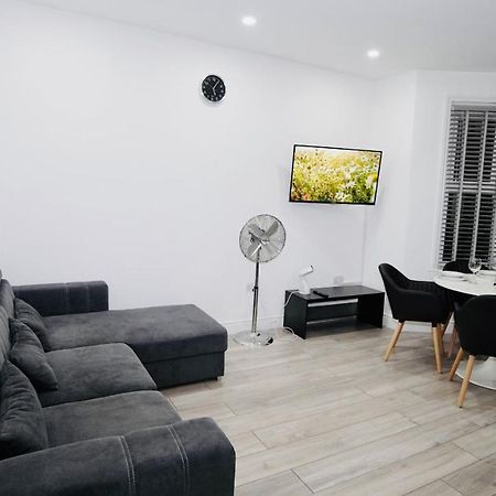 E2M Stays Lovely Apt Close To Ilford Station With Free Parking 외부 사진